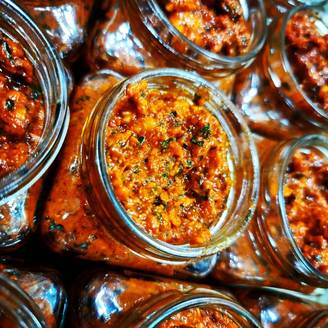 Sweet pepper garlic paste