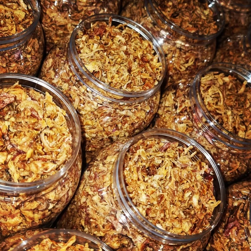 Fried dried onion slices